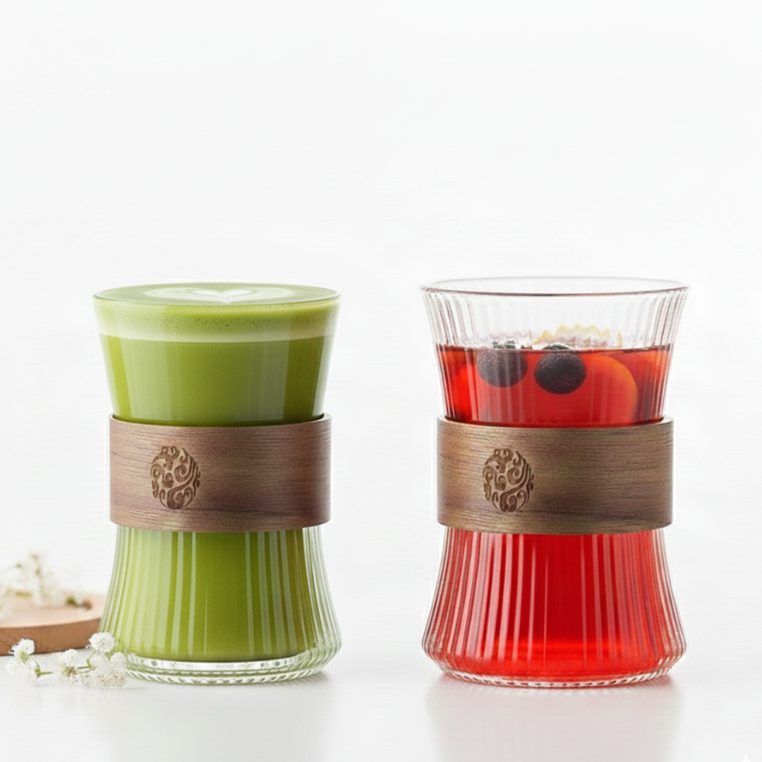 SET DE DOS VASOS DE VIDRIO ACANALADO CON FUNDA DE MADERA