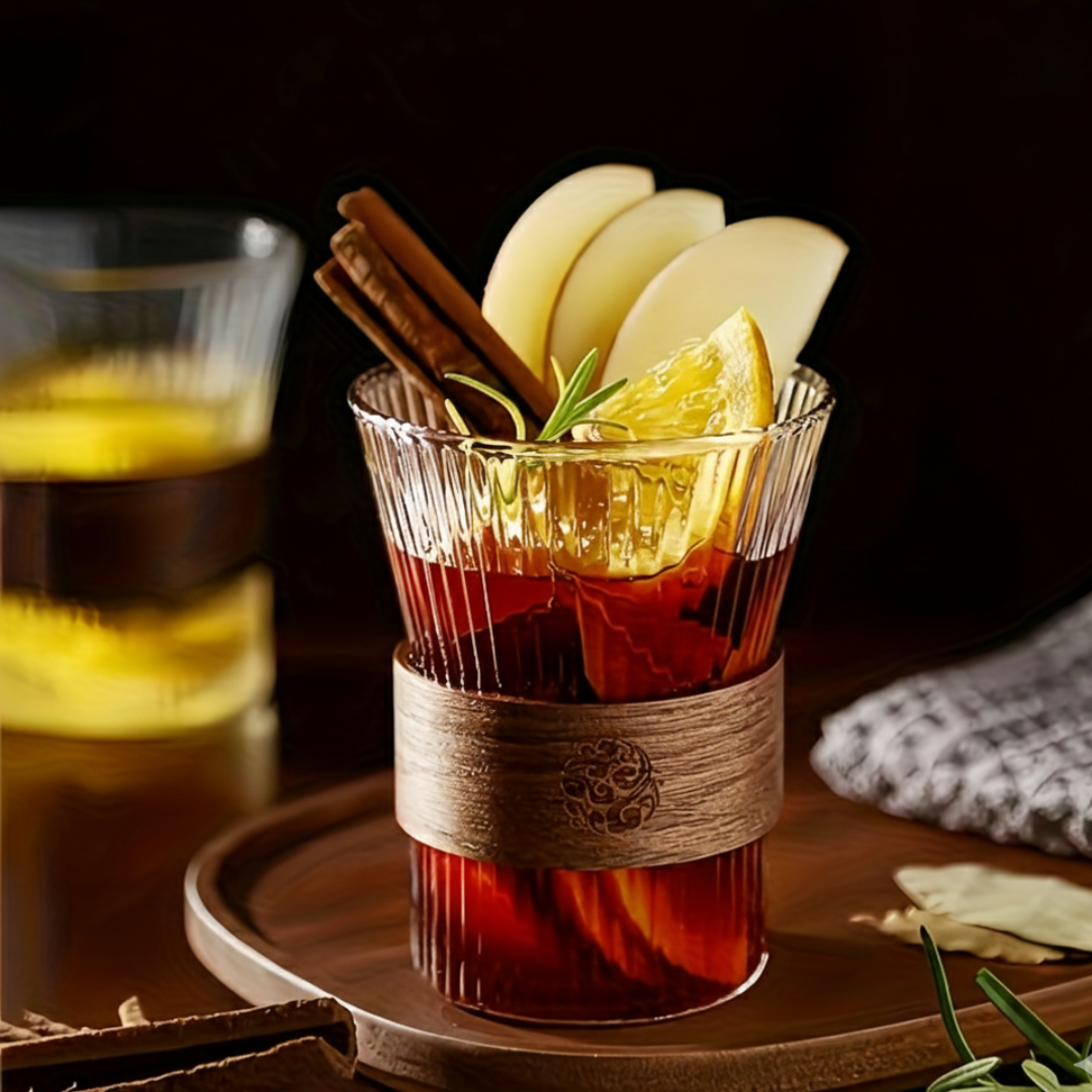 SET DE DOS VASOS DE VIDRIO ACANALADO CON FUNDA DE MADERA